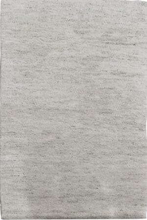 Een rechthoekig stuk lichtgrijs papier met een licht gestructureerd oppervlak en overal subtiele, ongelijkmatige tinten, die doen denken aan het zachte patroon in Houseify Handmade | Berber Vloerkleed | Gemêleerde wit.