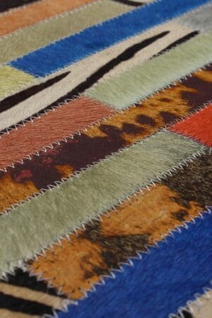 Een close-up van een veelkleurig tapijt.