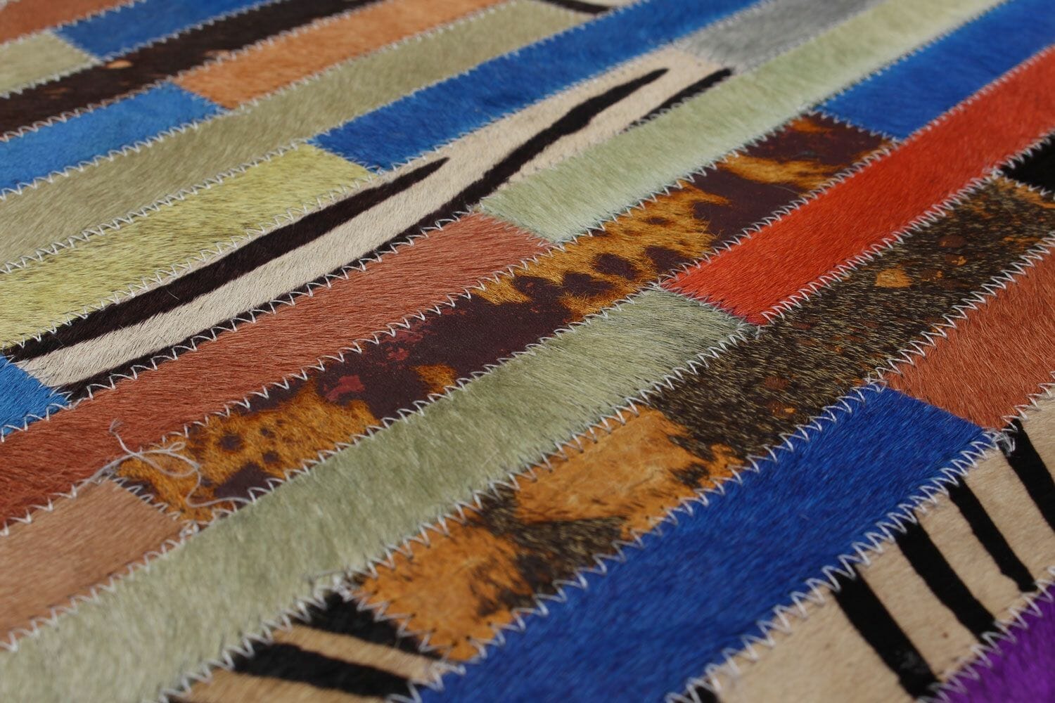 Een close-up van een veelkleurig tapijt.