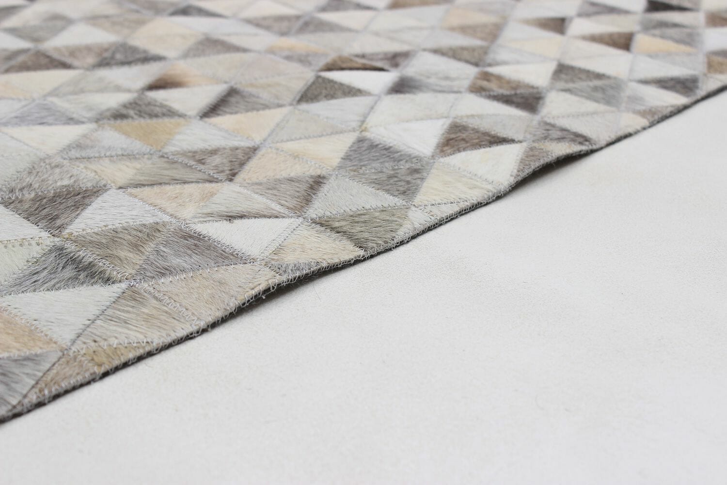 Een grijs en wit tapijt op een witte ondergrond.