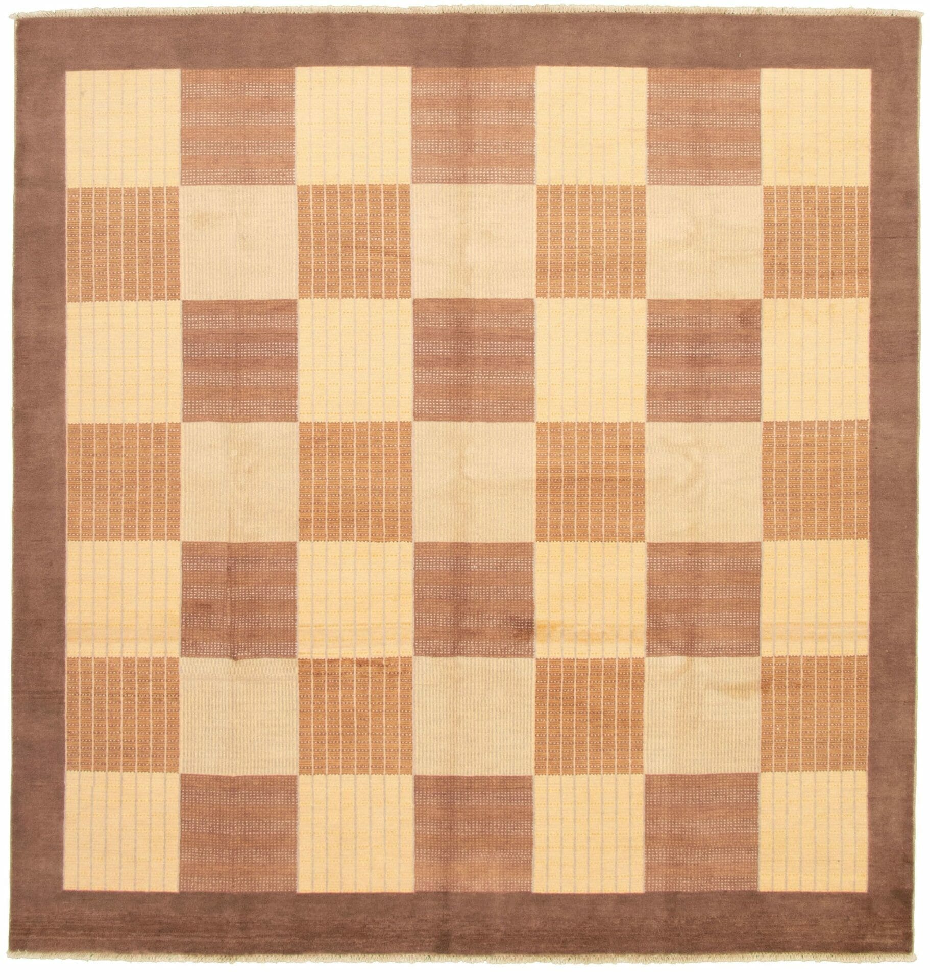 Een vloerkleed met een bruin en beige ruitpatroon op een witte achtergrond.