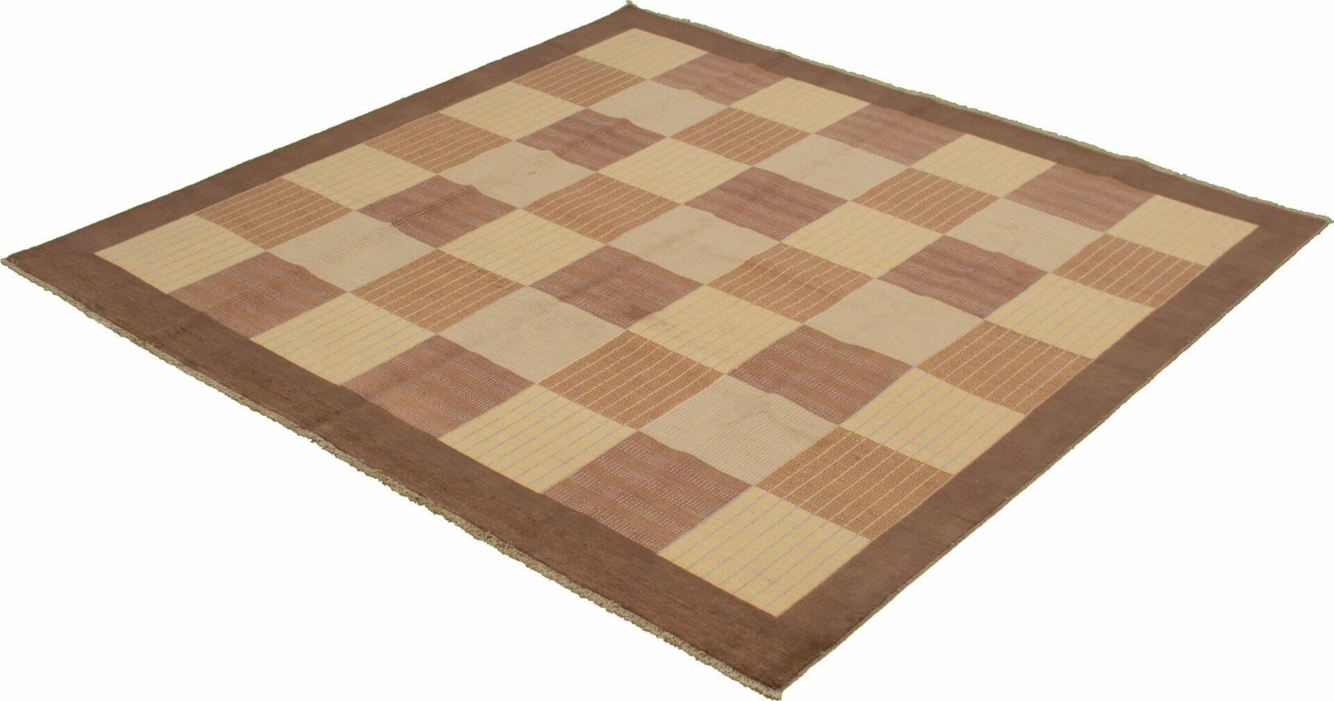Een bruin en lichtbruin schaakbord op een witte achtergrond met vloerkleed.