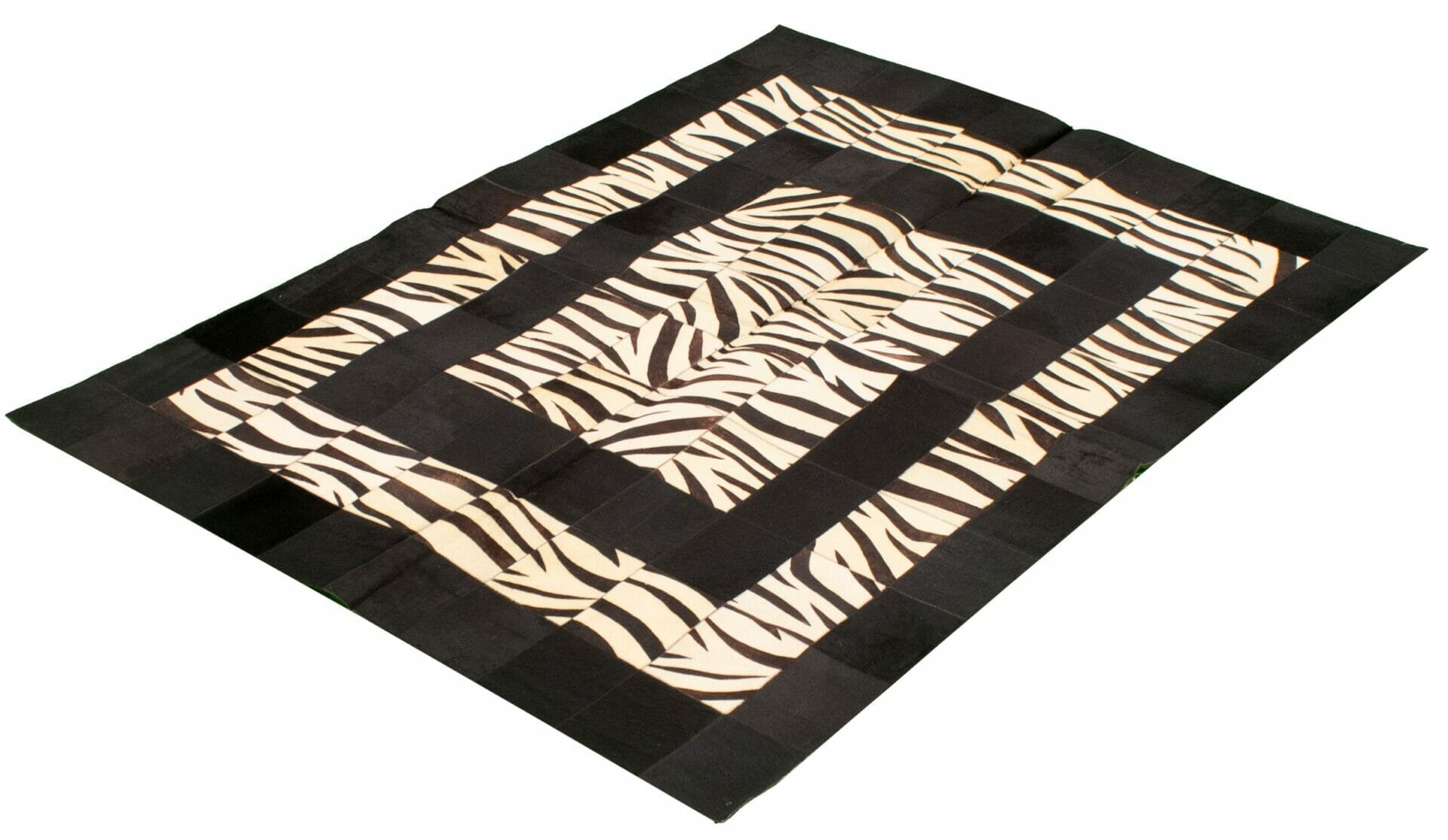 Beschrijving: Een zwart-wit zebraprint vloerkleed op een witte achtergrond.