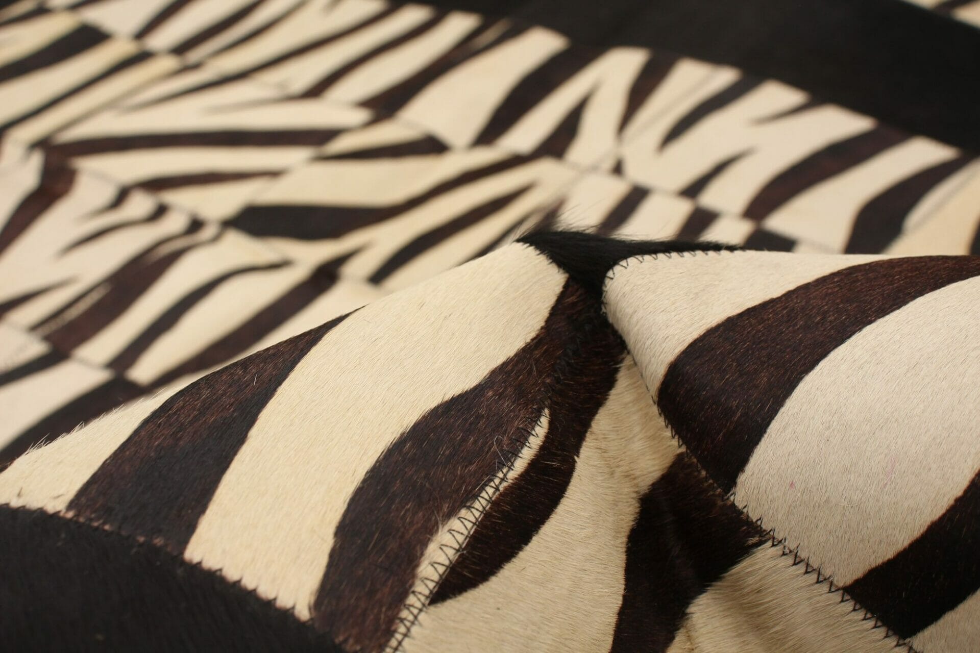 Een close-up van een zwart-wit tapijt met zebraprint.