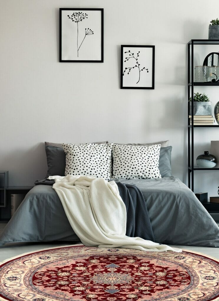 Omschrijving: Een slaapkamer met een vloerkleed in het midden van de kamer.