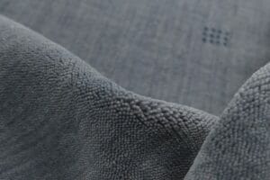 Een close up van een blauwe vloerkleedstof.