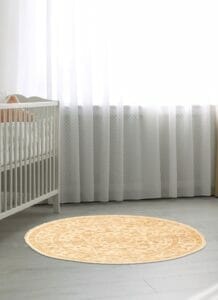 Een vloerkleed in een babykamer.