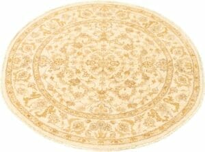 Beschrijving: Een rond vloerkleed met een sierlijk ontwerp in beige en goud.