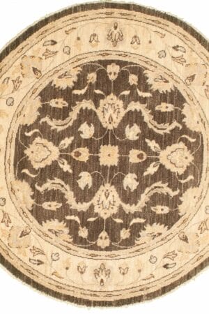 Een vloerkleed met een ornamenteel ontwerp.