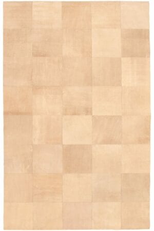 Een beige tapijt met vierkanten op een witte achtergrond.