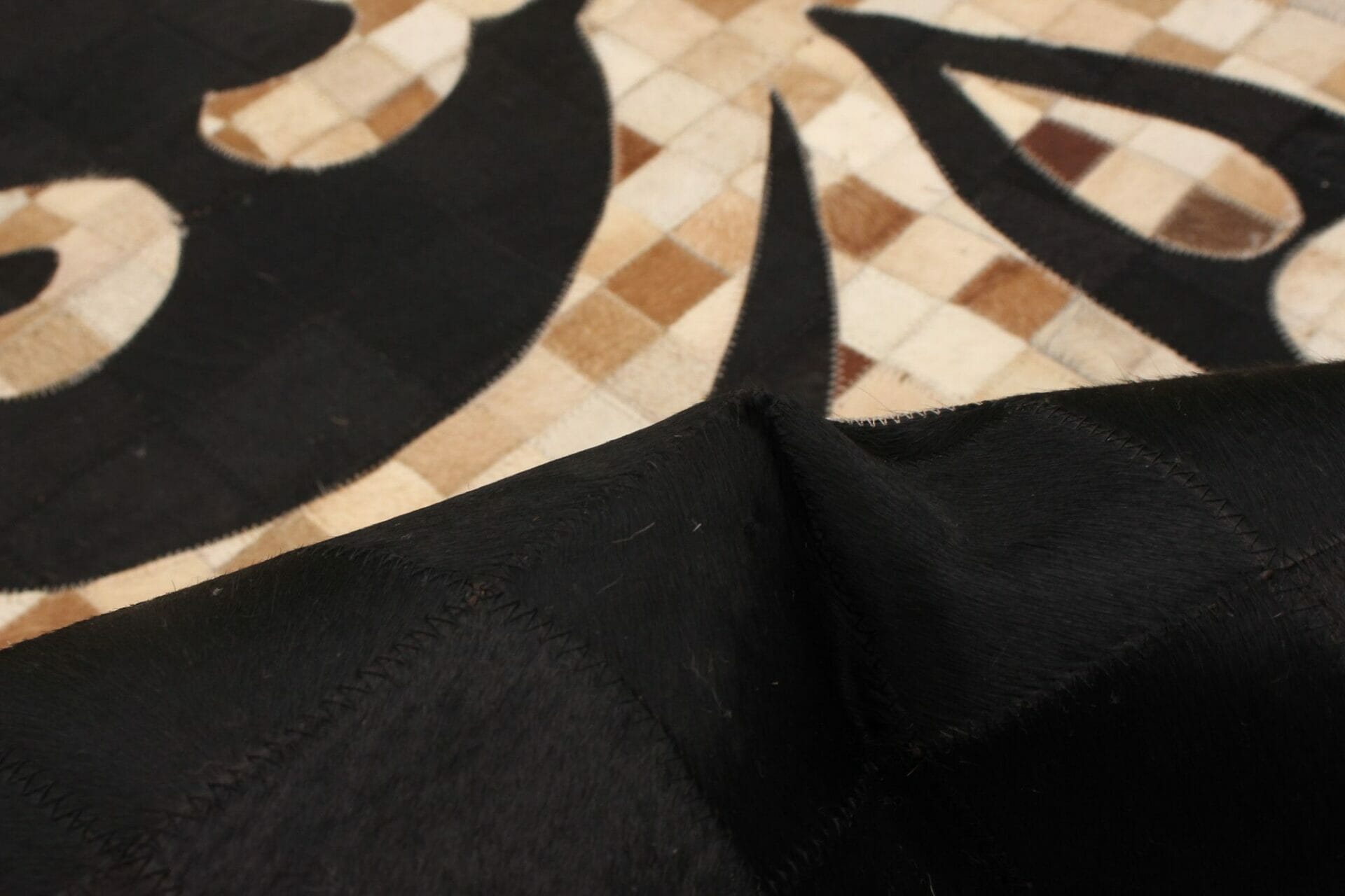 Een close-up van een zwart-wit tapijt.
