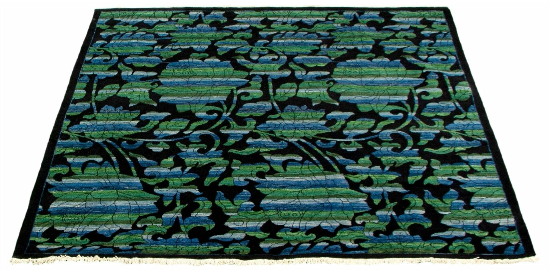 Beschrijving: Een vloerkleed met zwart en blauwe tinten, versierd met groene en blauwe ontwerpen.