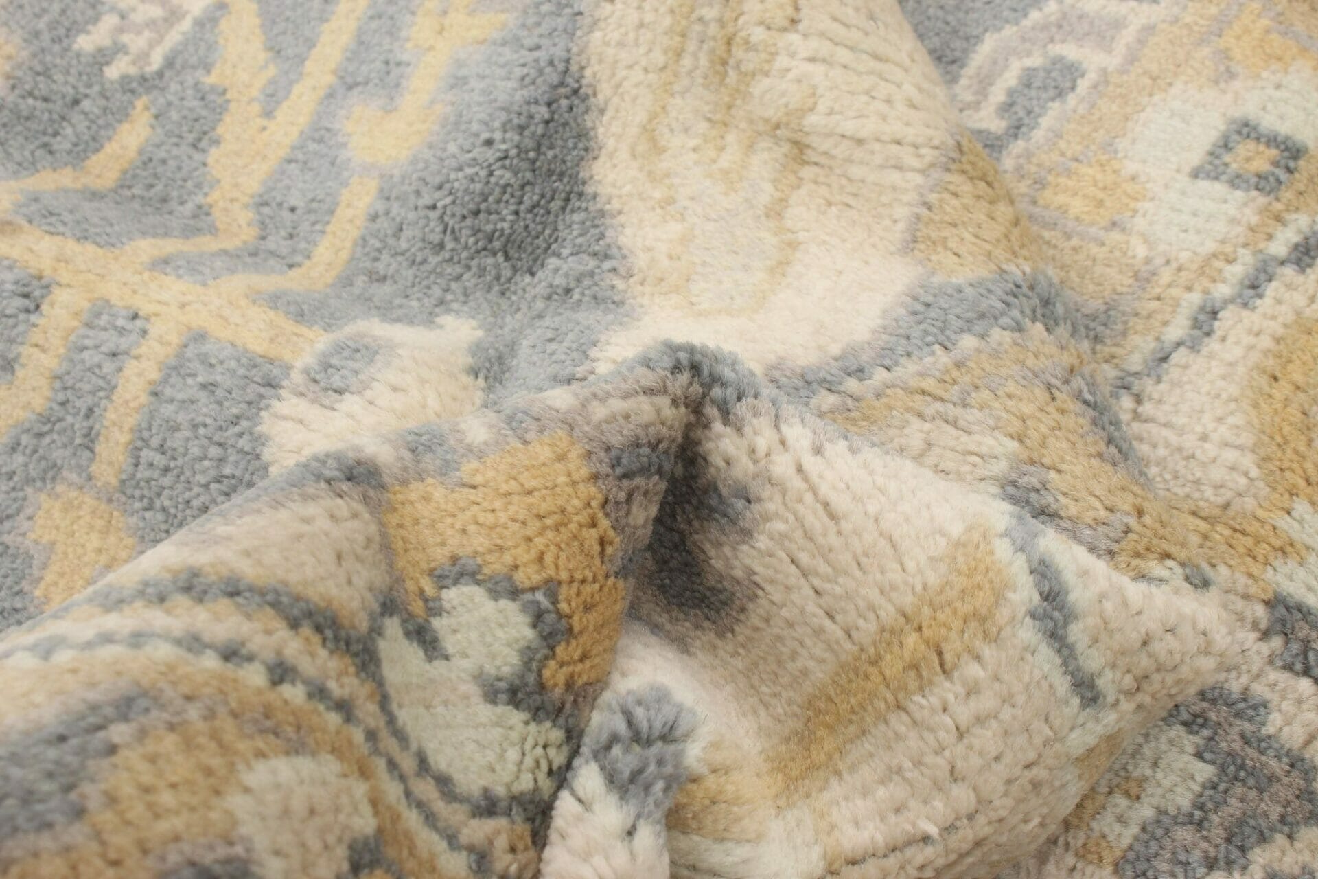 Een close up van een vloerkleed met een blauw en geel patroon.