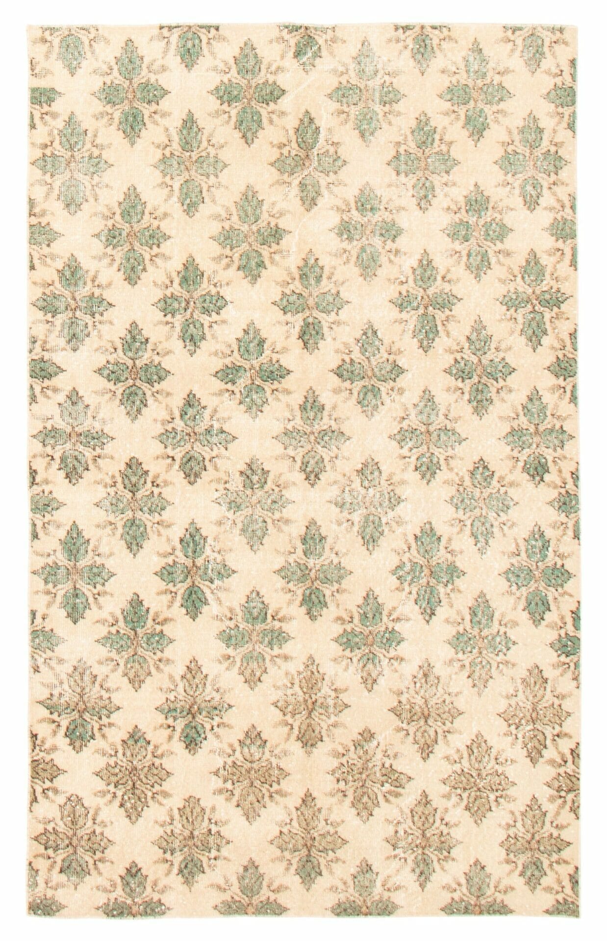 Een beige vloerkleed met een groen bloemendessin.