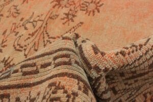 Een close-up van een oranje vloerkleed.