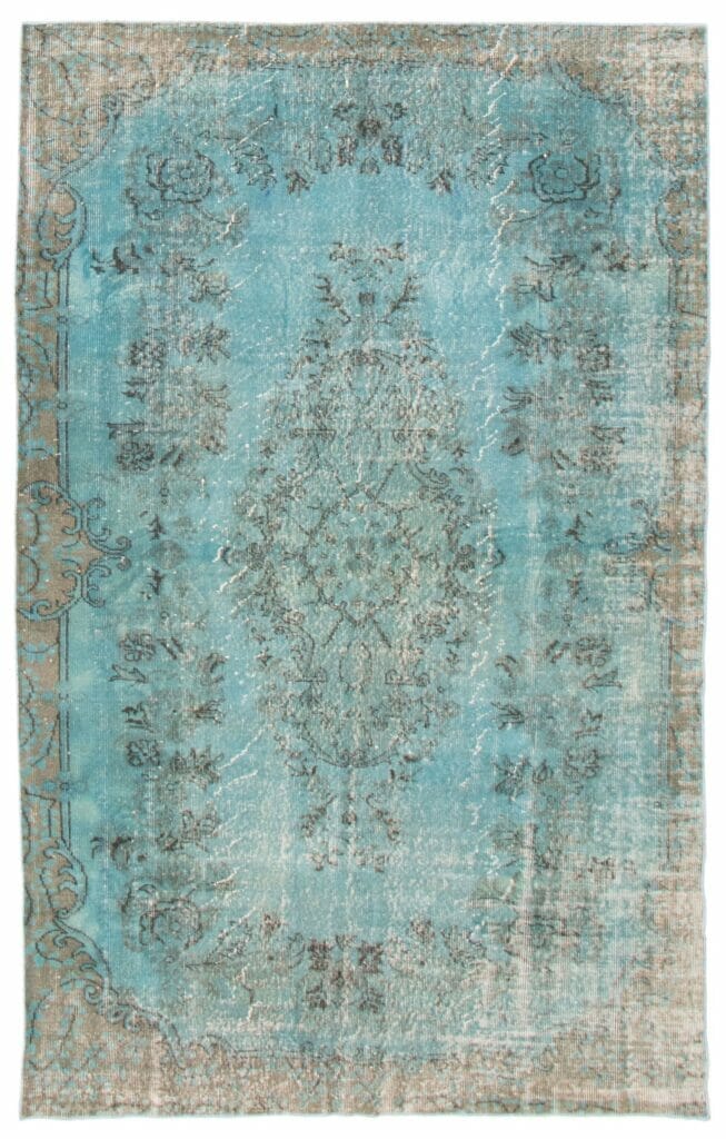 Een turquoise vloerkleed met een sierlijk dessin.