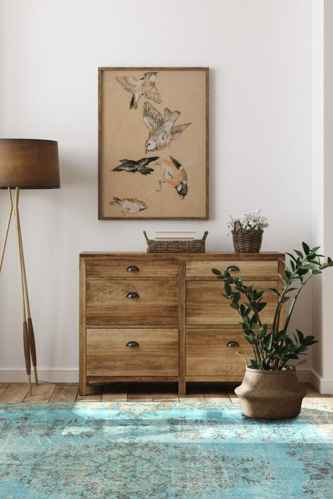 Een kamer met een dressoir en een blauw tapijt.