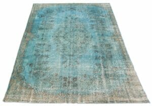 Beschrijving: Een blauw en bruin tapijt met een sierlijk ontwerp.