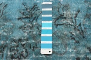 Beschrijving: Pantone kleurstaaltjes voor een blauw vloerkleed.