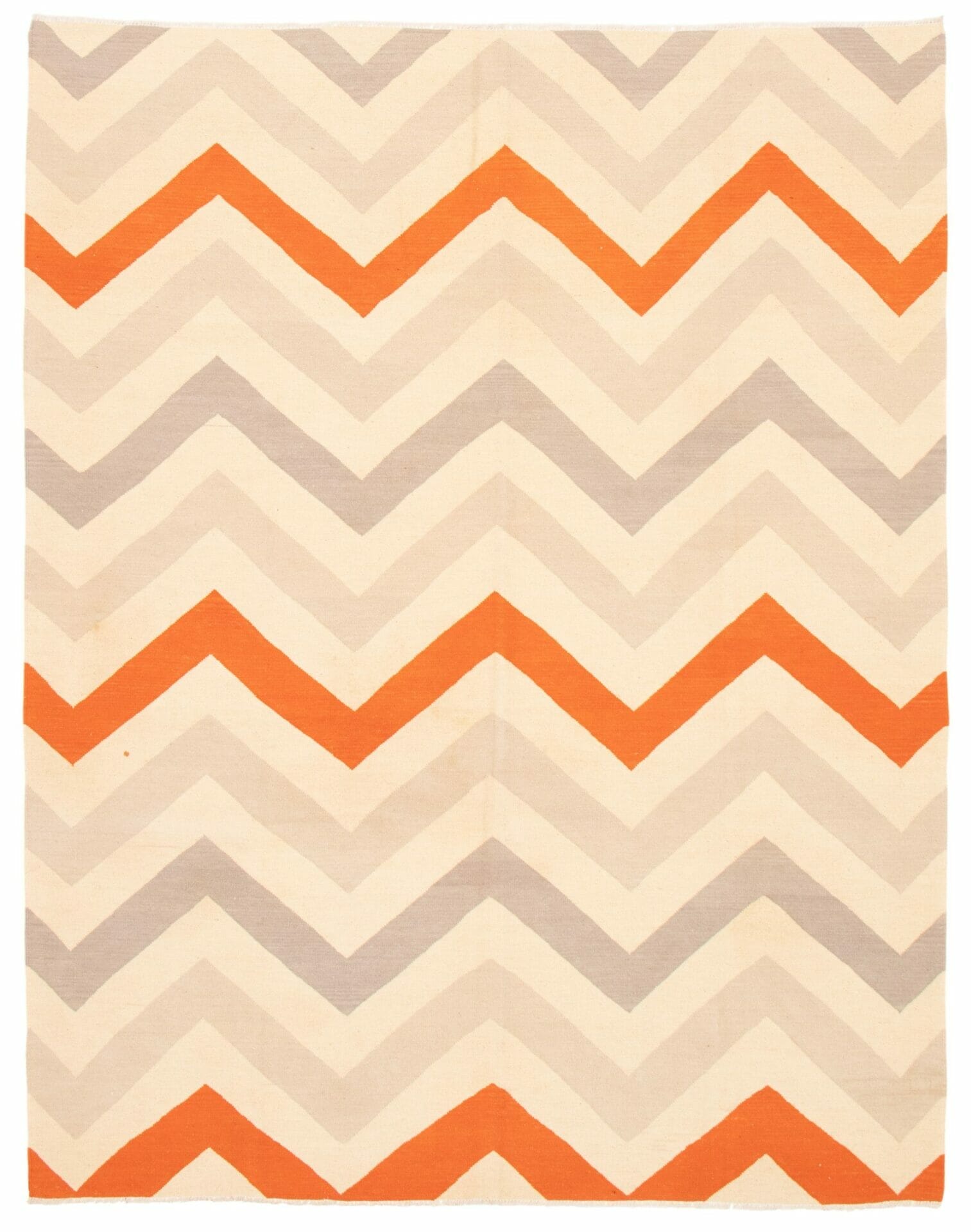 Beschrijving: Een oranje en grijs chevron vloerkleed op een witte achtergrond.