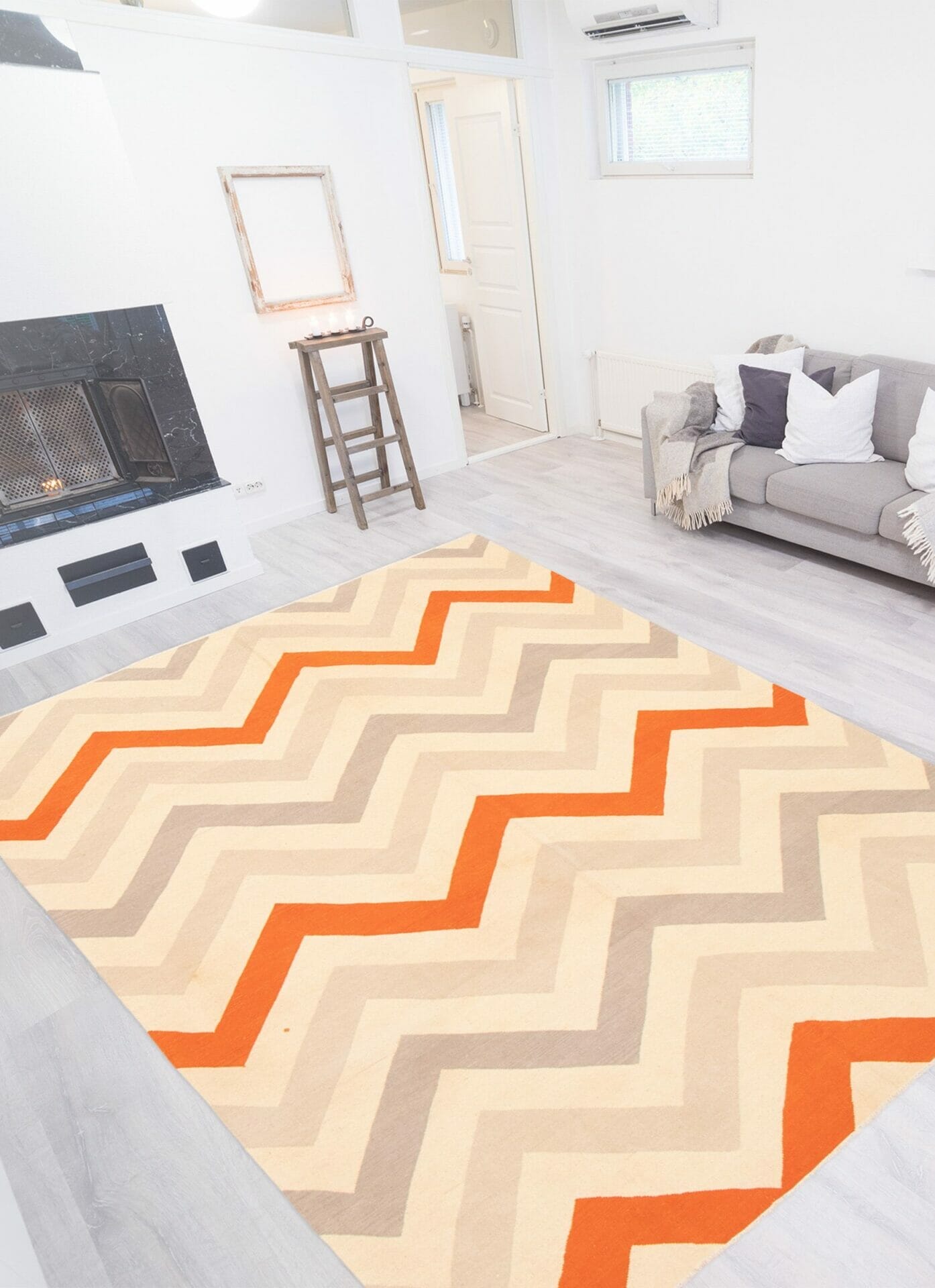 Beschrijving: Een oranje en beige chevron vloerkleed in een woonkamer.