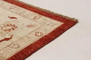Een rood vloerkleed op een witte ondergrond.