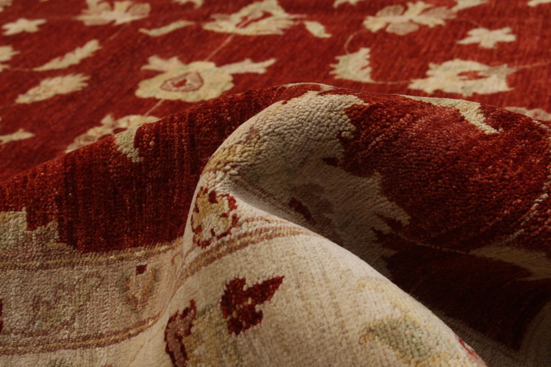 Een close-up van een rood tapijt.