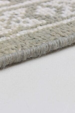 Een close-up van een grijs en wit tapijt.