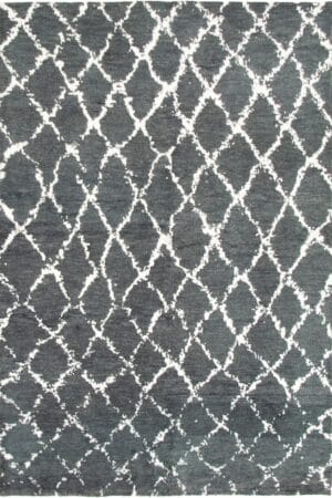 Een zwart-wit tapijt met een geometrisch dessin.