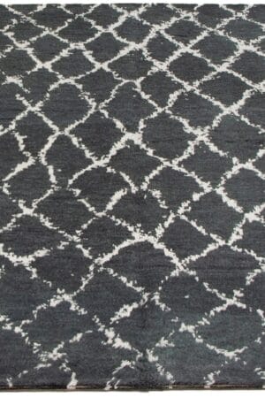 Een zwart-wit vloerkleed met een geometrisch ontwerp.