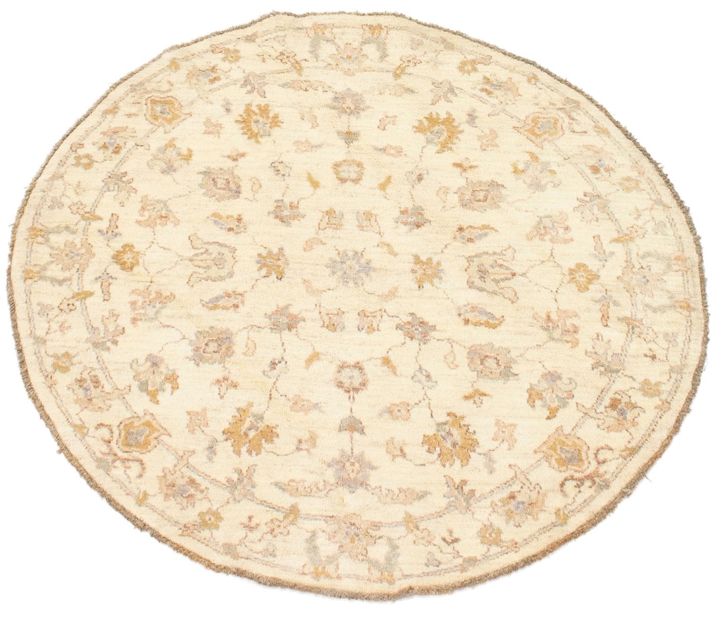 Een rond vloerkleed met beige en lichtbruine bloemmotieven.