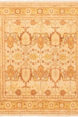 Een beige en lichtbruin tapijt met een sierlijk ontwerp.
