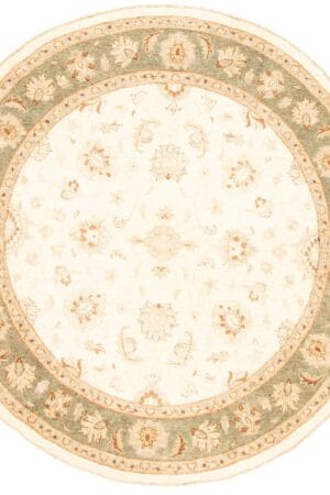 Een rond tapijt met een ornamenteel design erop.