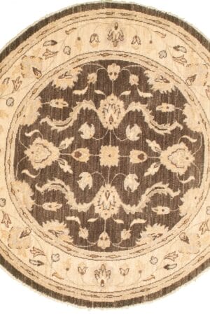 Een bruin en beige tapijt met een sierlijk dessin.