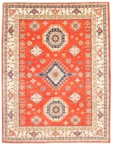 Een vloerkleed met een geometrisch ontwerp in oranje en blauw.