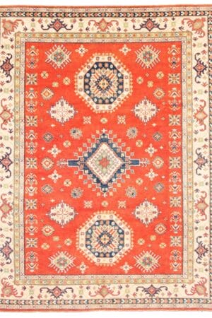 Een vloerkleed met een geometrisch ontwerp in oranje en blauw.