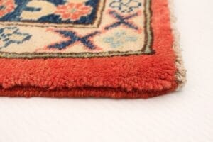 Een rood en blauw vloerkleed op een wit oppervlak.