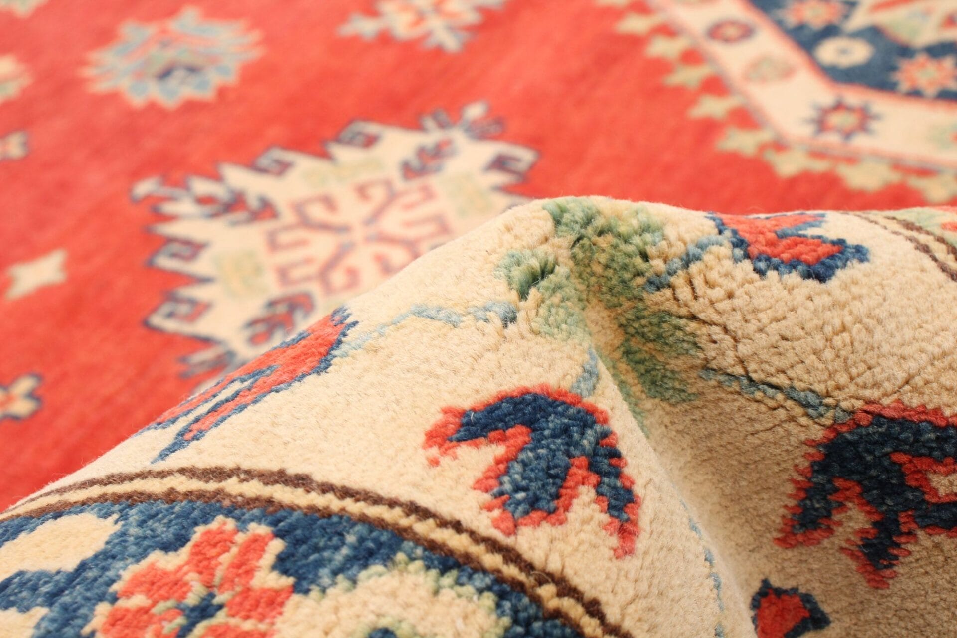 Een close-up van een rood en blauw vloerkleed/tapijt.