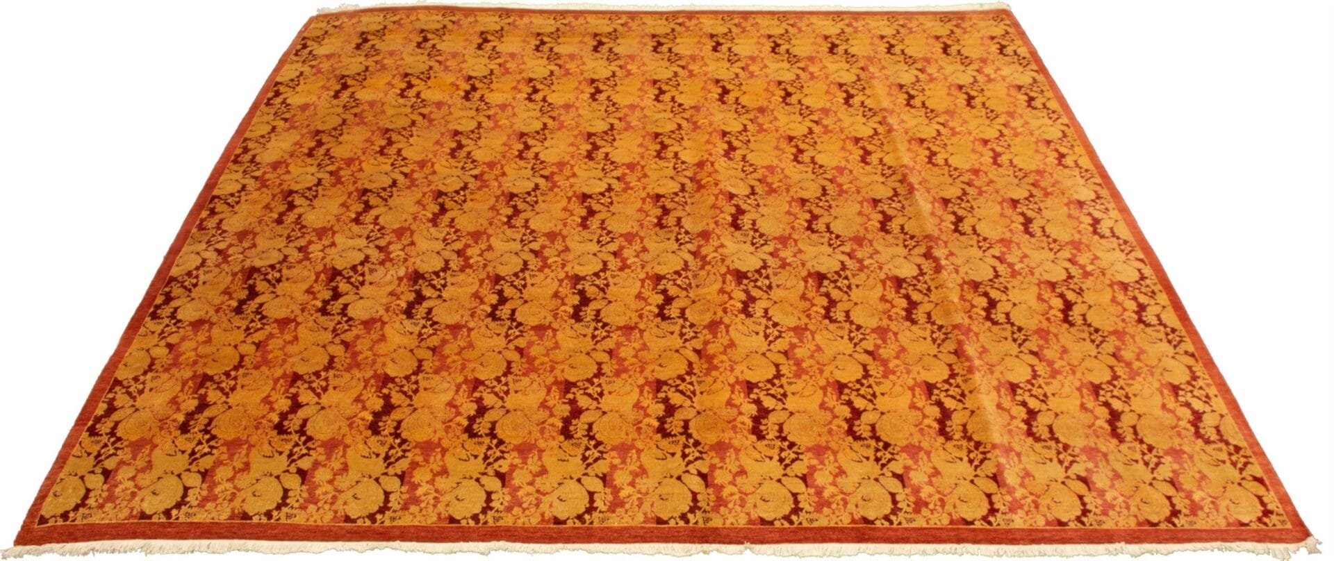 Een oranje en geel tapijt op een witte achtergrond.