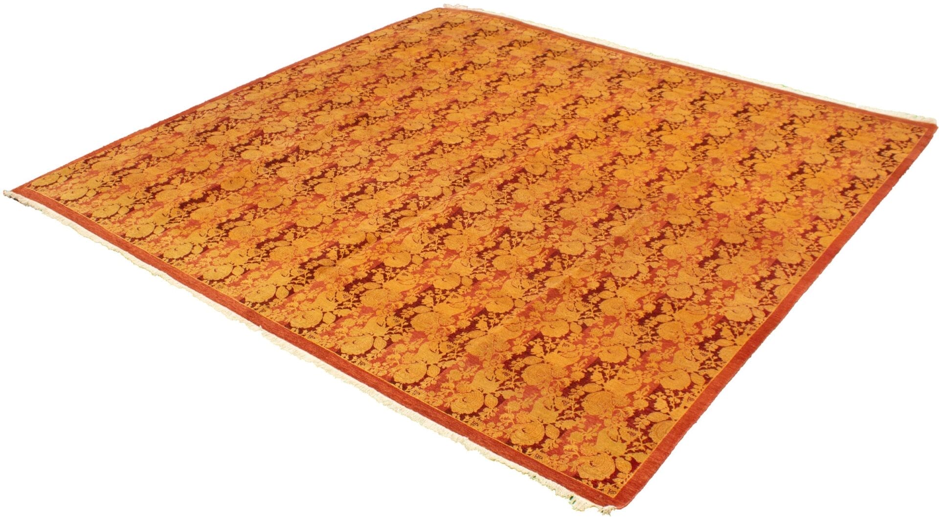 Beschrijving: Een oranje en gouden tapijt op een witte achtergrond.