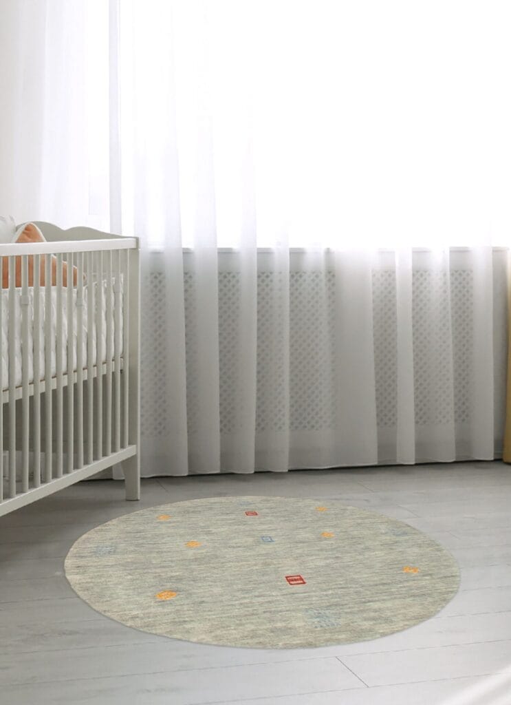 Een rond vloerkleed in een babykamer.