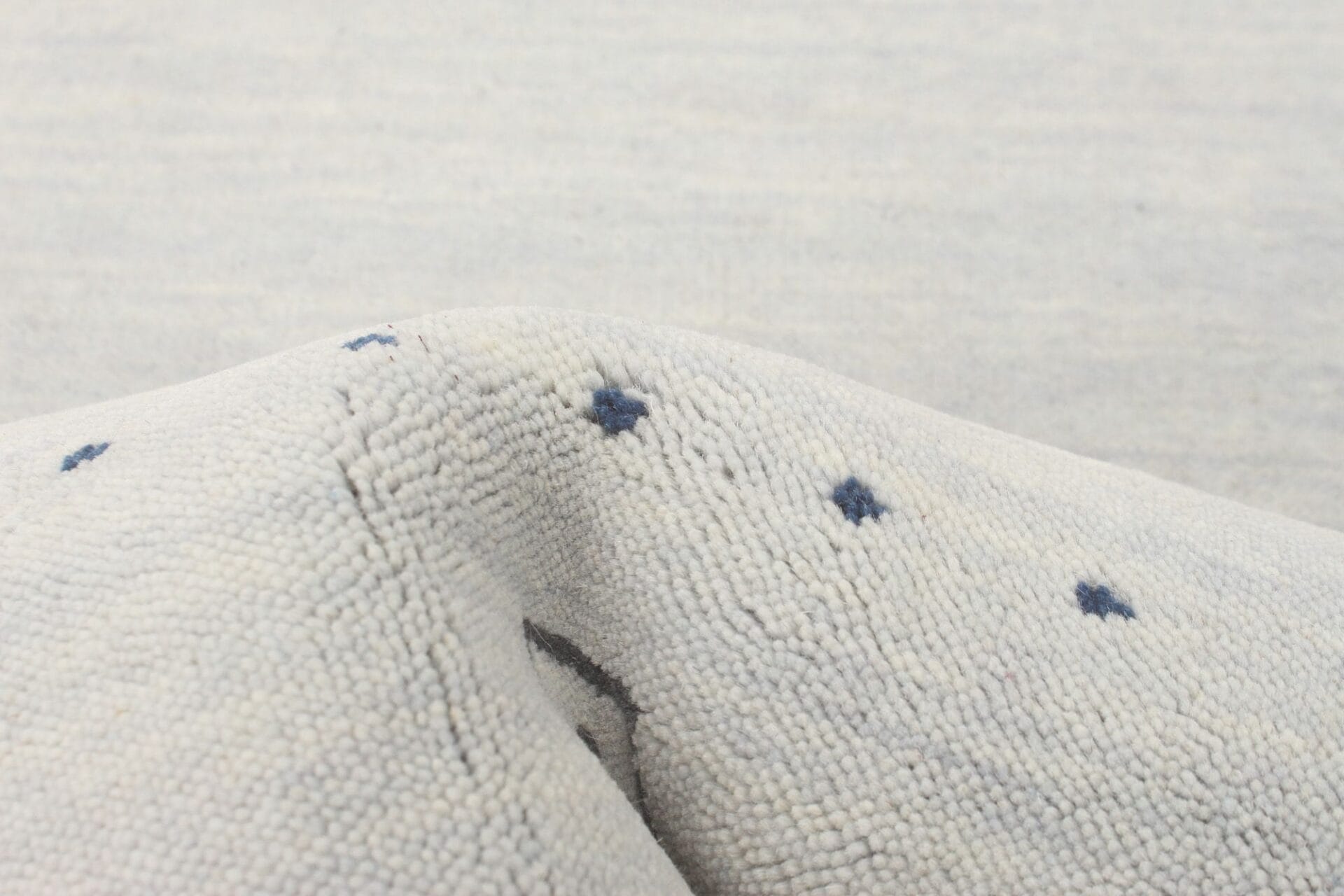 Een close up van een vloerkleed met stippen erop.