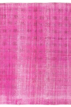 Een roze vloerkleed op een witte achtergrond.