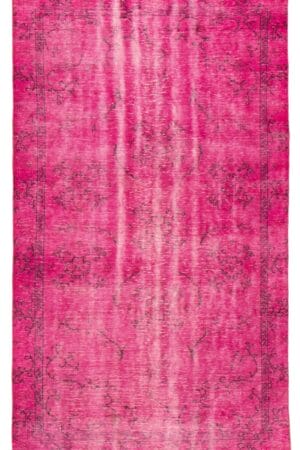 Beschrijving: Een roze tapijt op een witte achtergrond.