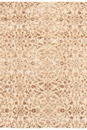 Een beige vloerkleed met een ornamentaal ontwerp.