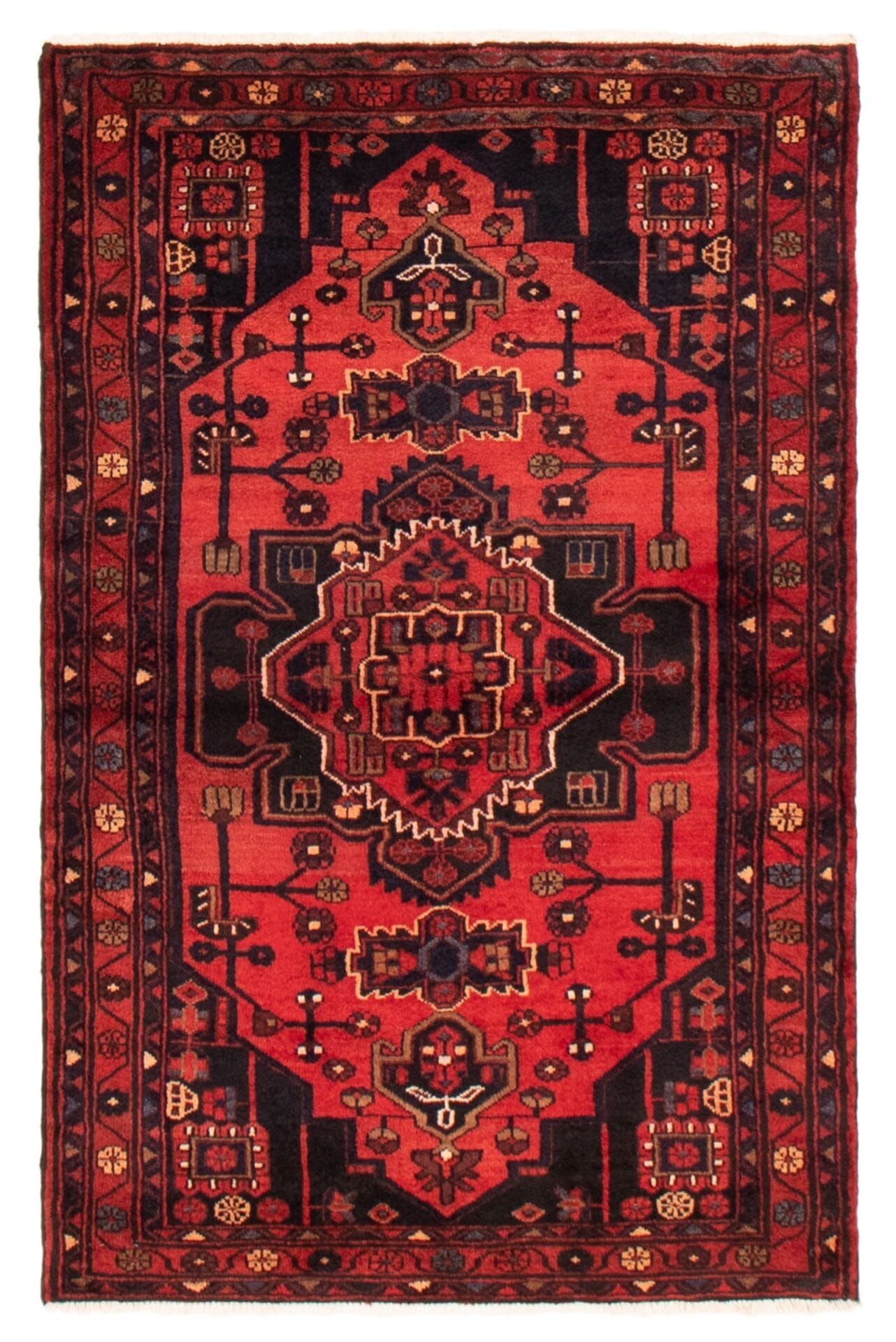 Een vloerkleed met een ingewikkeld ontwerp in rood en zwart.