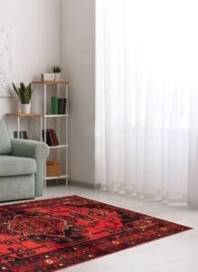 Een rood tapijt in een woonkamer.