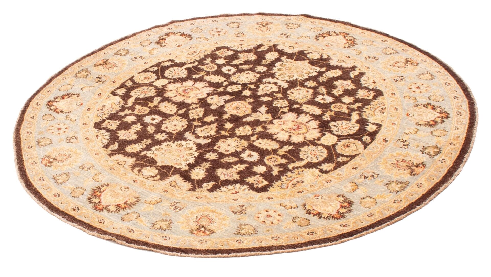 Een bruin en beige tapijt met bloemmotieven.