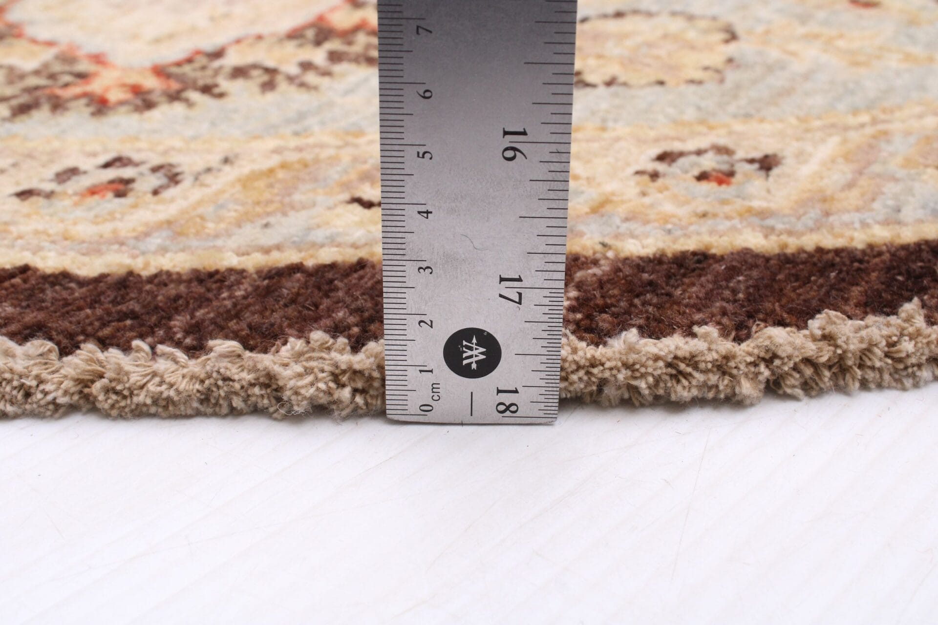 Een vloerkleed kan worden gemeten met behulp van een liniaal.
