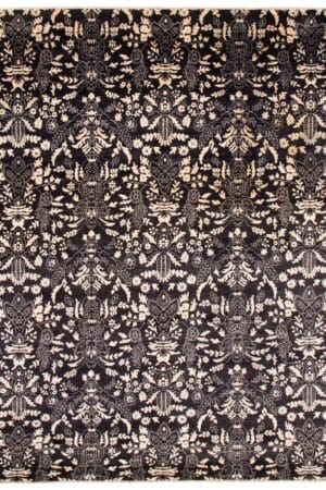 Een sierlijk tapijt met een zwart-wit dessin.